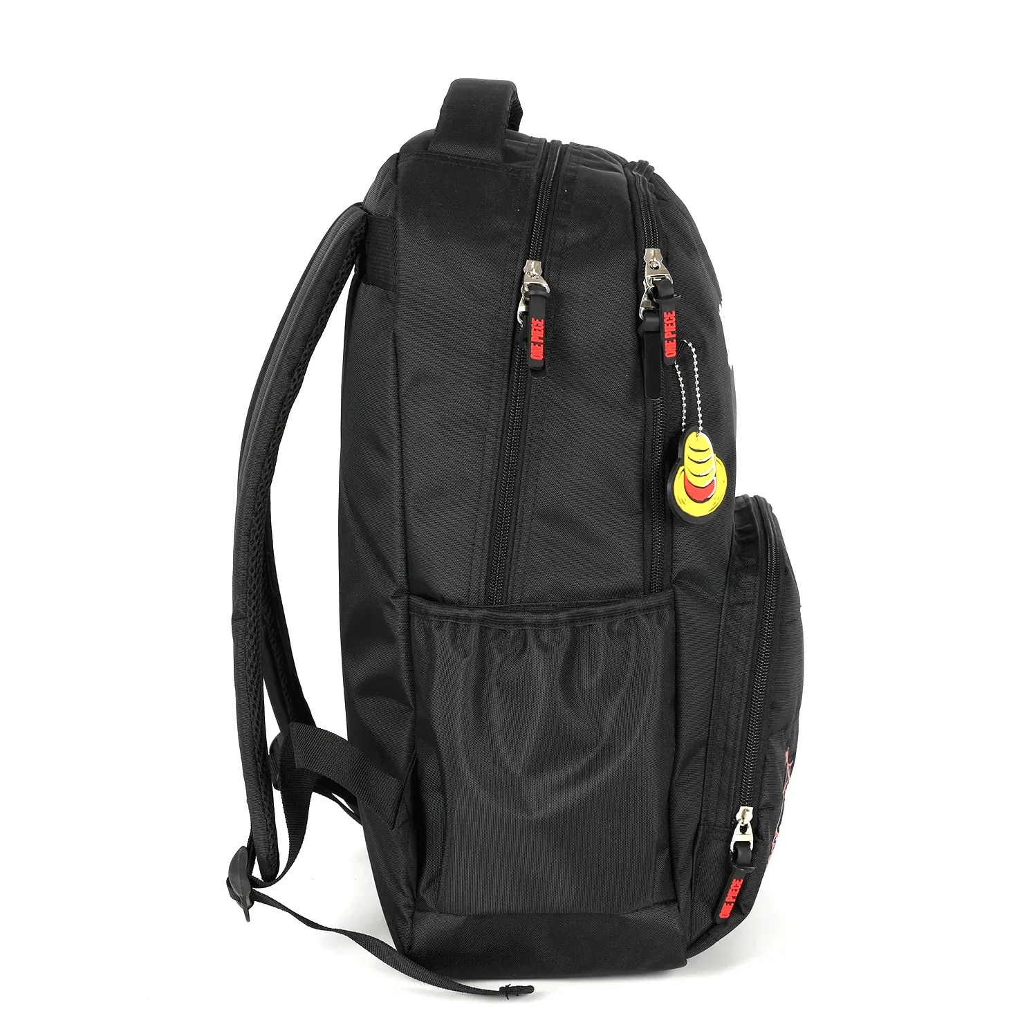 Detalhe da mochila Luxcel One Piece com pingente do chapéu de palha do Luffy e estampa oficial